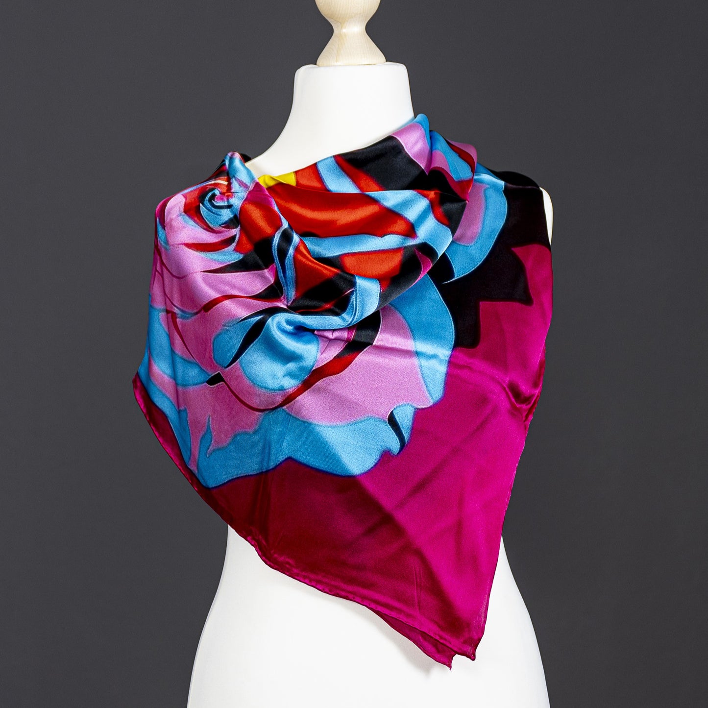 Kultiges Seidentuch aus Satin mit einer Rose: Inspiriert von Andy Warhol