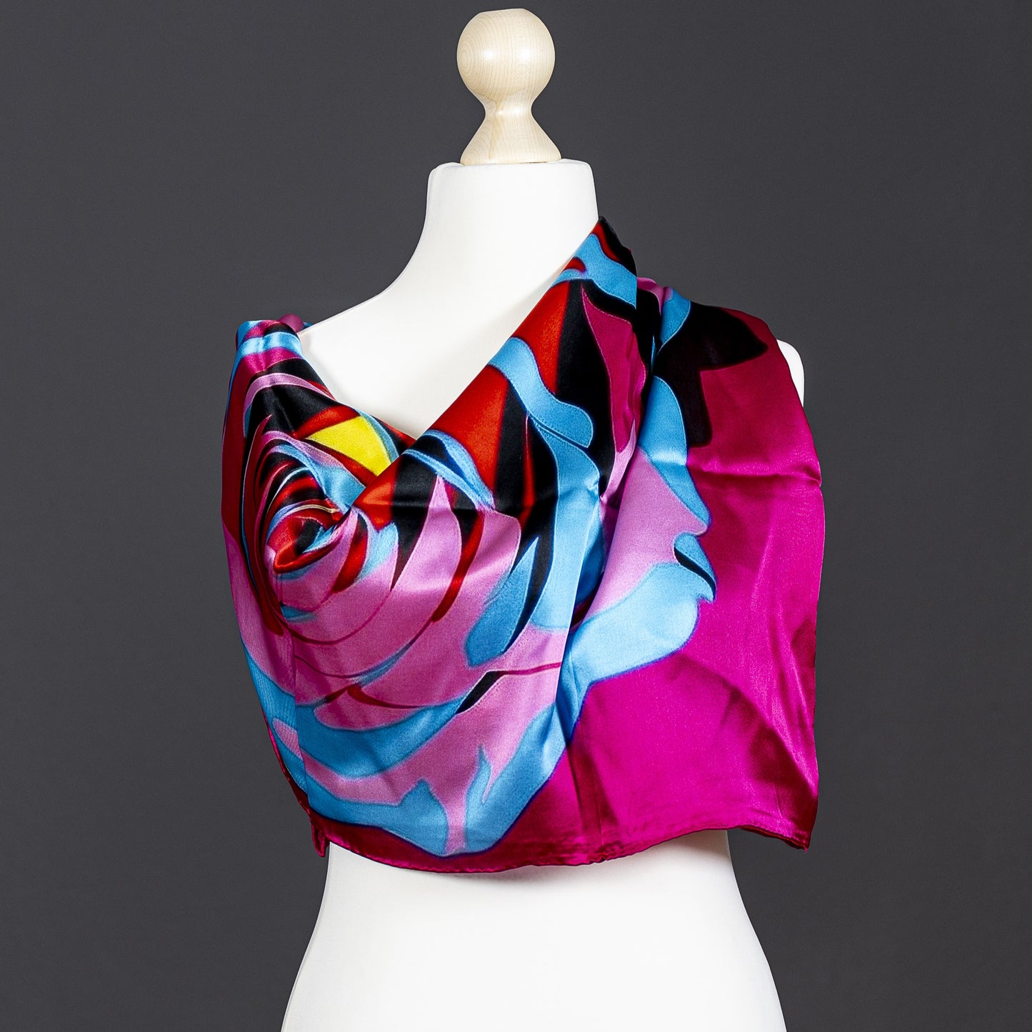 Kultiges Seidentuch aus Satin mit einer Rose: Inspiriert von Andy Warhol
