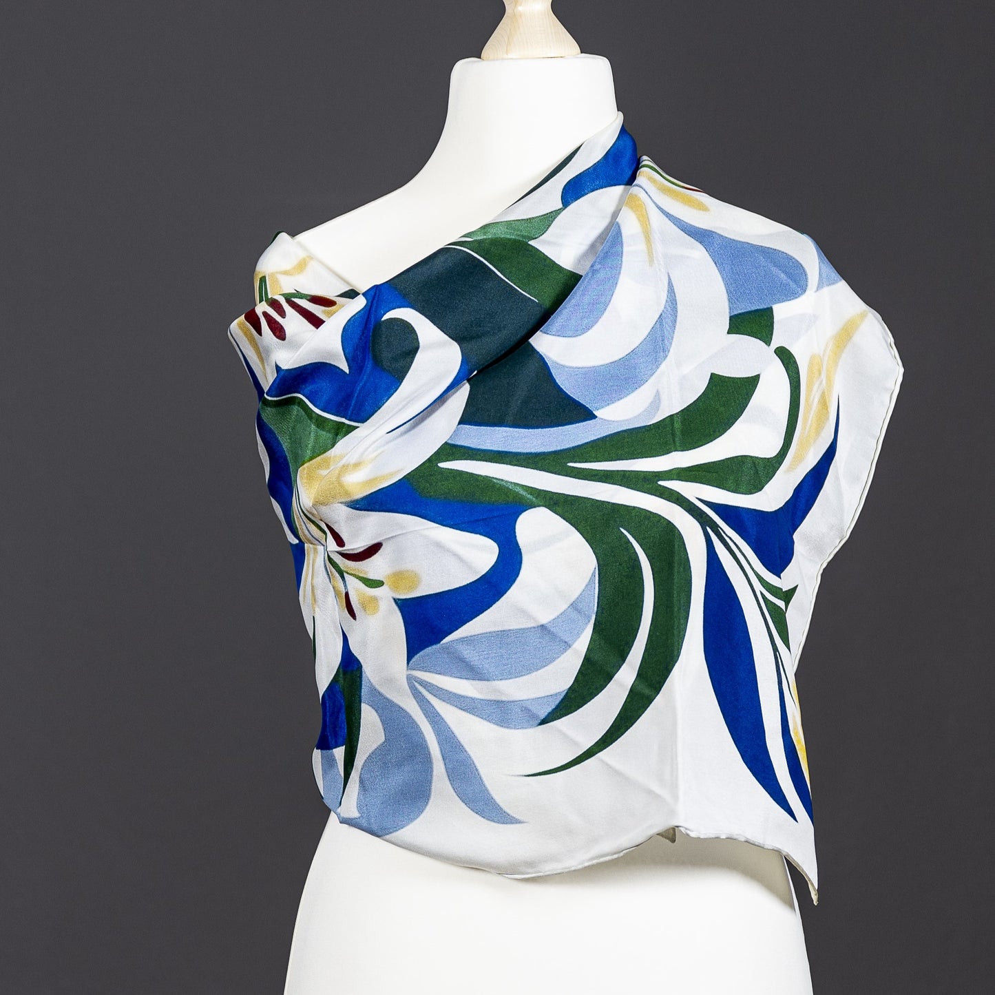 Elegantes Lilien-Seiden-Satin-Tuch: Inspiriert von Henri Matisse