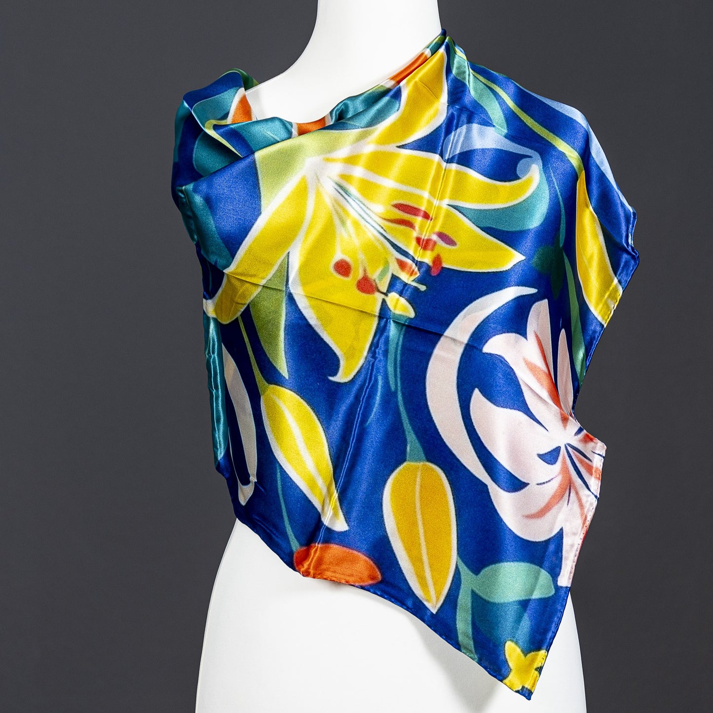 Elegantes Lilien-Seiden-Satin-Tuch: Inspiriert von Henri Matisse