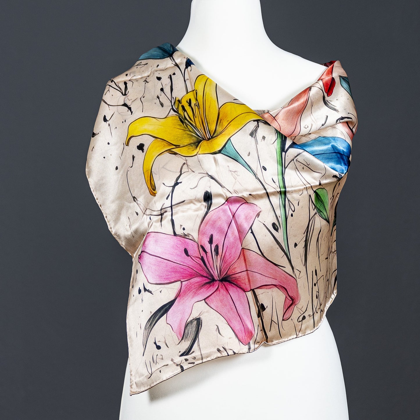 Lebendiges Lilien-Halstuch aus Satin-Seide: Inspiriert von Joan Miró