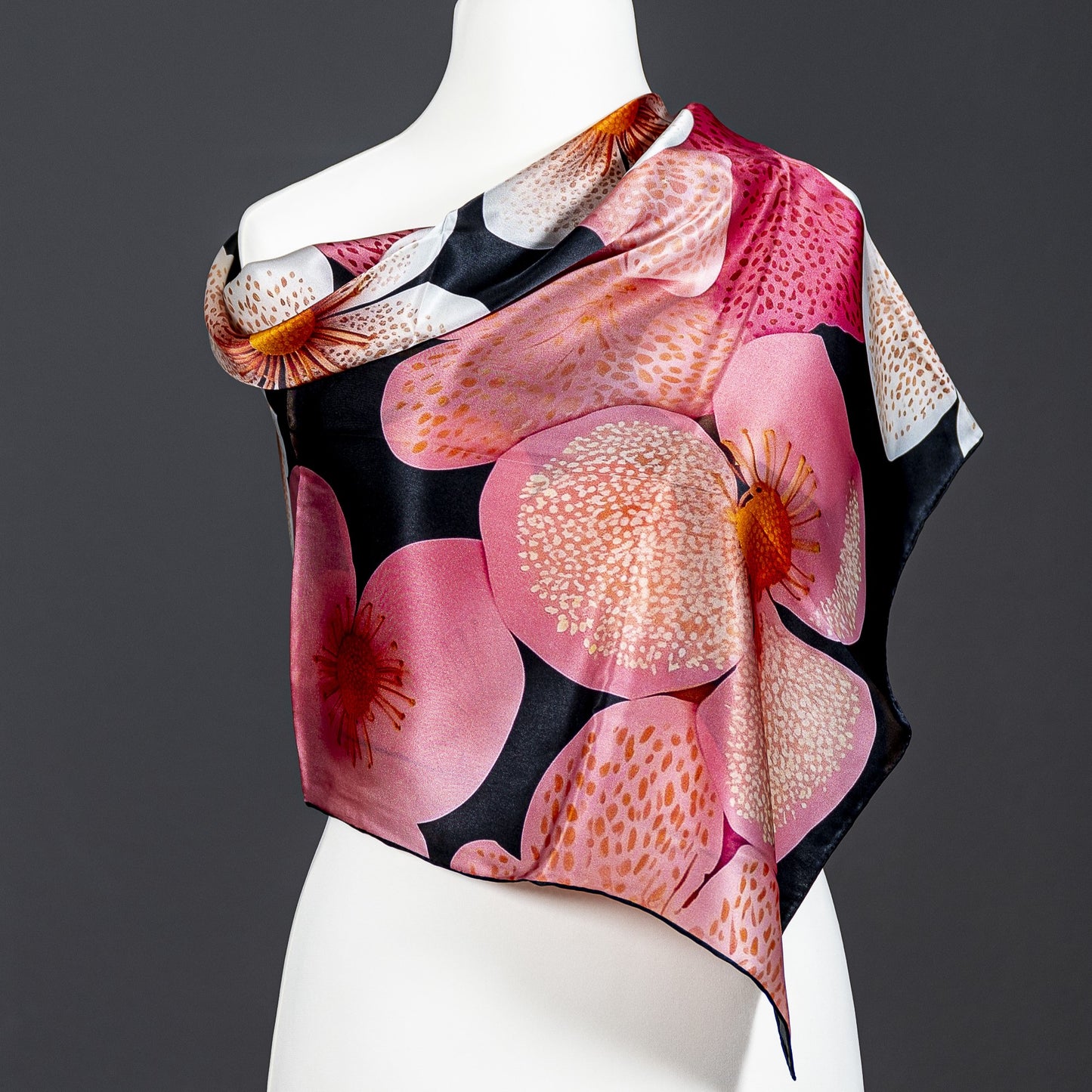 Kollektion Kirschblüten Seidentuch aus Satin: Inspiriert von Yayoi Kusama (Design III)