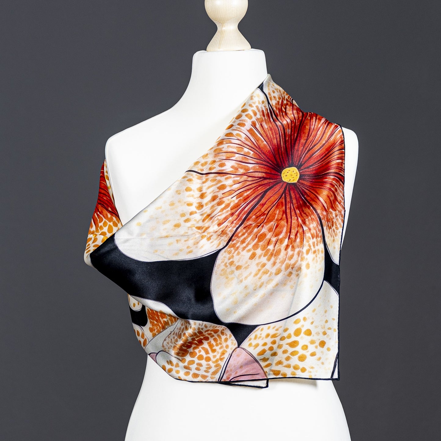 Kollektion Kirschblüten Seidentuch aus Satin: Inspiriert von Yayoi Kusama (Design V)