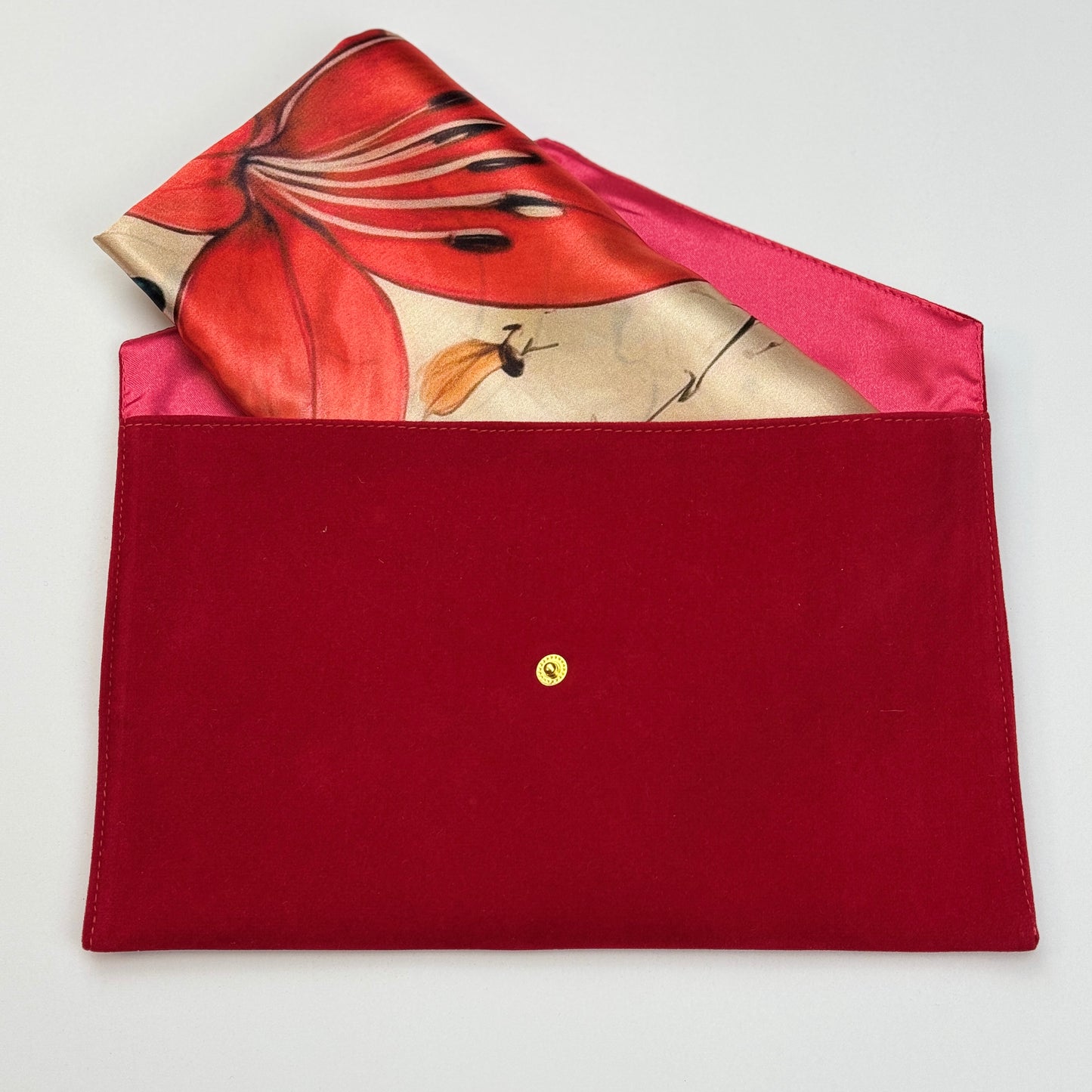 Lebendiges Lilien-Halstuch aus Satin-Seide: Inspiriert von Joan Miró