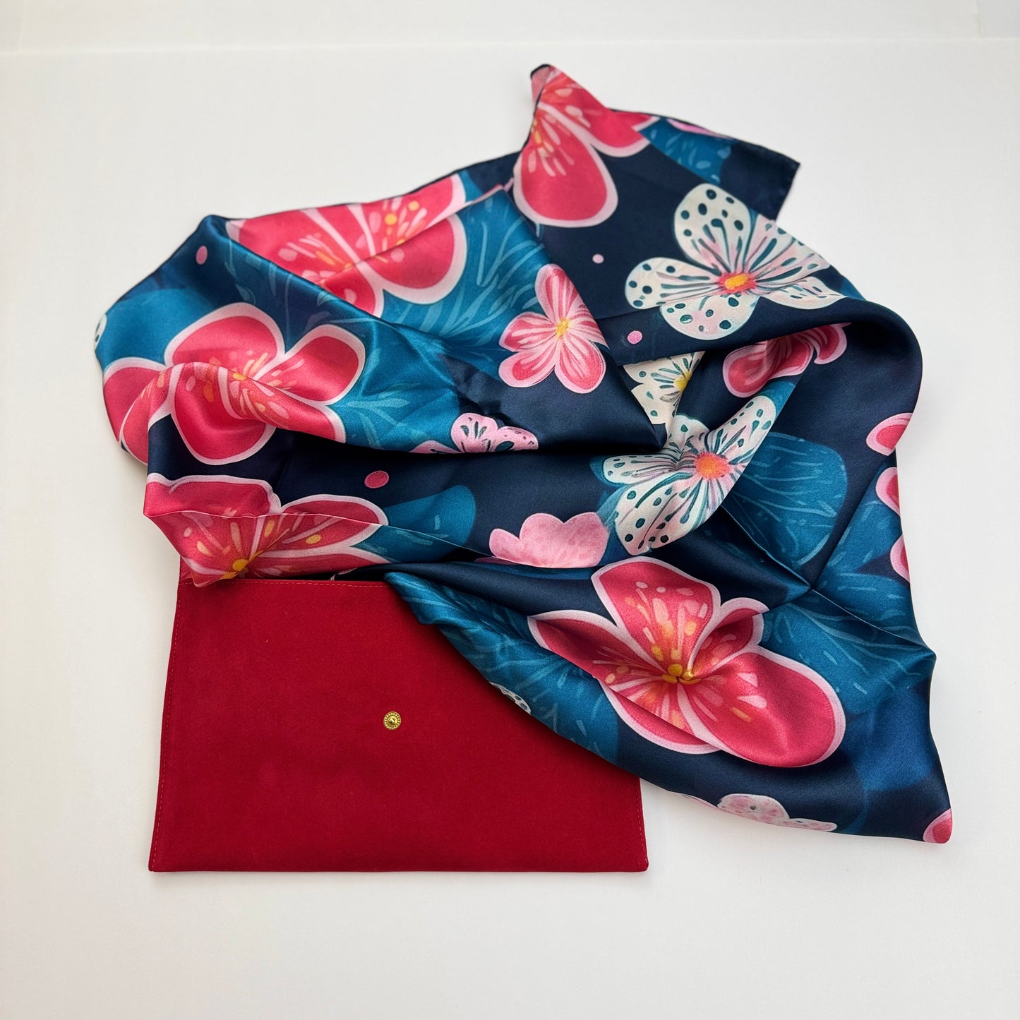 Kollektion Kirschblüten Seidentuch aus Satin: Inspiriert von Yayoi Kusama (Design I)