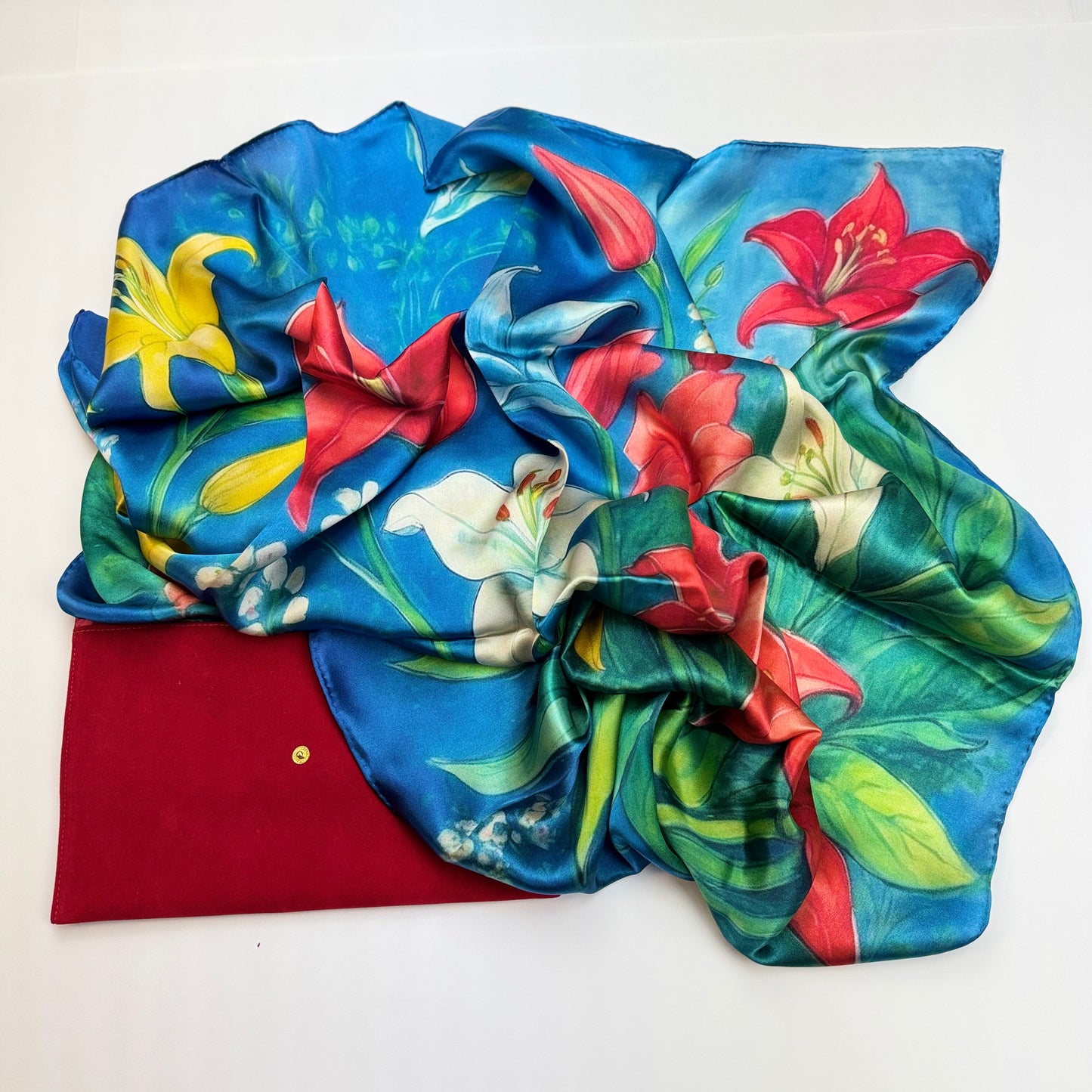 Traumhaftes Lilientuch aus Seidensatin: Inspiriert von Marc Chagall