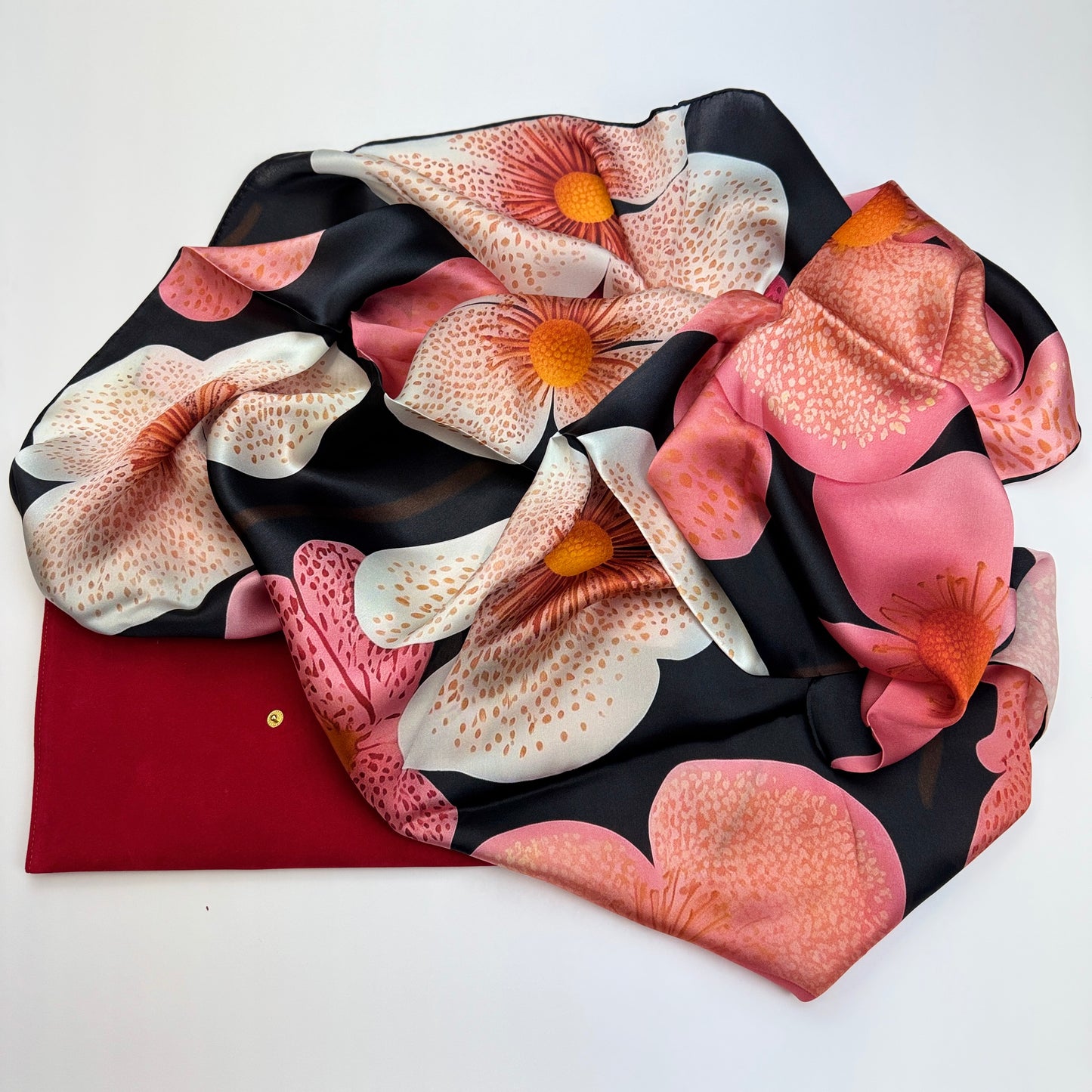 Kollektion Kirschblüten Seidentuch aus Satin: Inspiriert von Yayoi Kusama (Design III)