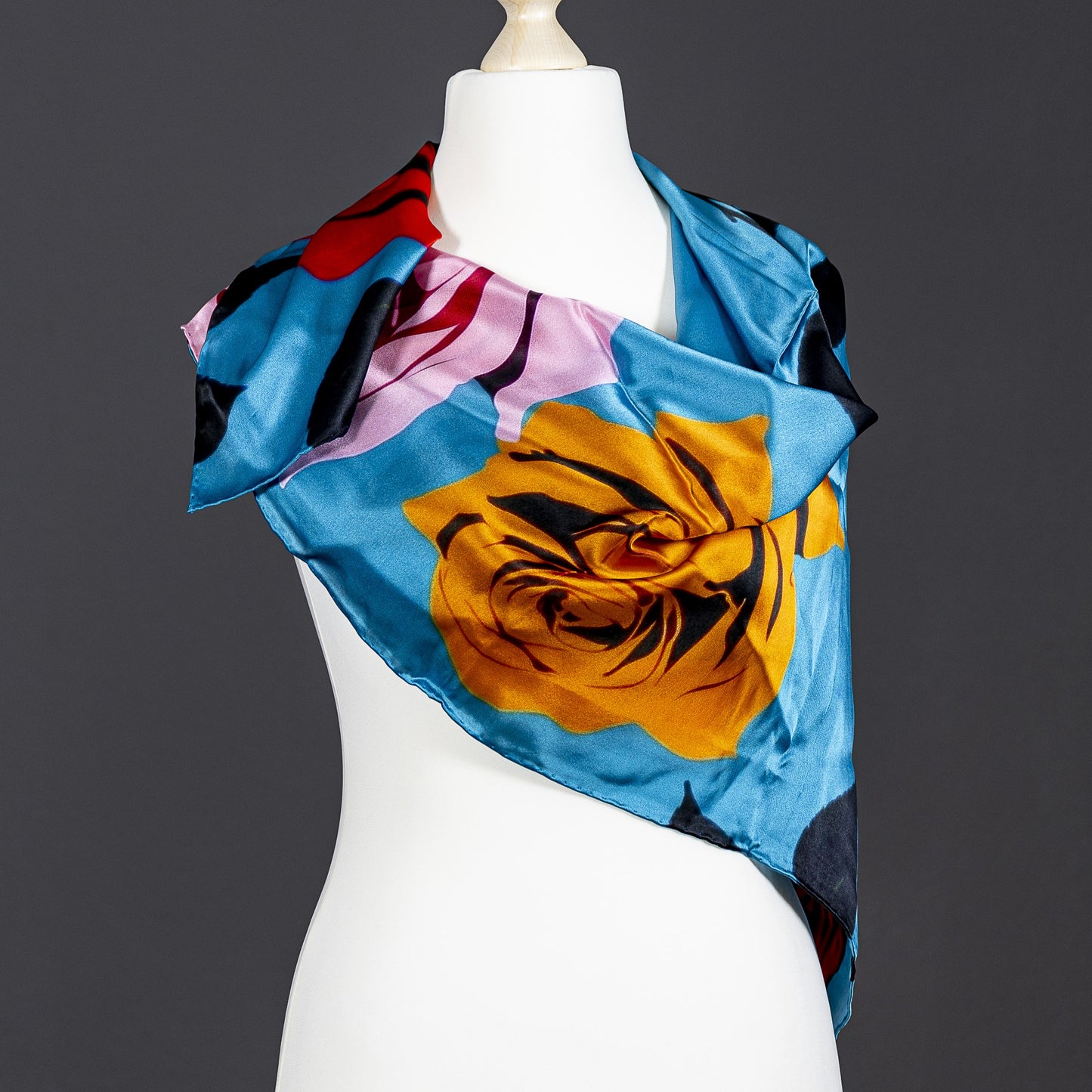 Foulard in raso di seta Pop Art Roses: ispirato ad Andy Warhol